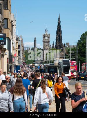 Blick auf Besucher, Touristen und Einkäufer in der geschäftigen Princes Street bei sonnigem Wetter, Edinburgh, Schottland, Großbritannien Stockfoto