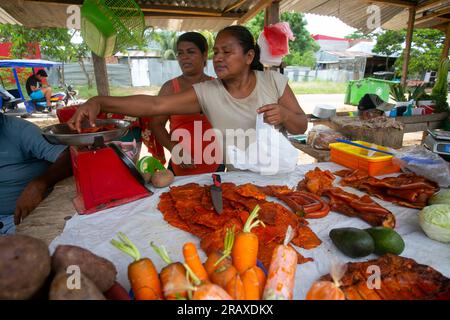 Yurimaguas, Peru; 1. Oktober 2022: Verkaufsstände auf dem zentralen Lebensmittelmarkt von Yurimaguas im peruanischen Dschungel. Stockfoto
