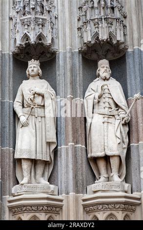 Kosice - die Statue von St. Stephen und Emericus - die Könige von Ungarn an der Fassade von St. Elisabeth-Kathedrale Stockfoto