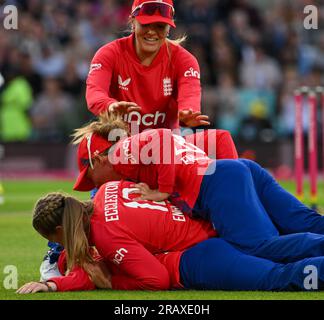 Oval, England. 3. Juli 2023. Heather Knight Captain (oben) von England und Sophie Ecclestone gratulieren Charlie Dean von England zu ihrem Überwurf, nachdem sie beim zweiten Vitality IT20-Spiel zwischen England Women und Australia Women einen Fang verloren hat. Kredit: Nigel Bramley/Alamy Live News Stockfoto