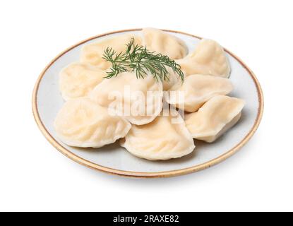 Gekochte Teigtaschen (Varenyky) mit schmackhafter Füllung und Dill auf weißem Hintergrund Stockfoto