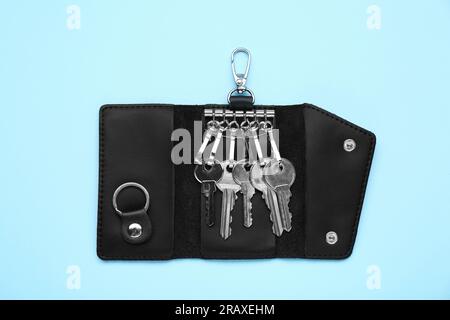 Lederhalter mit Tasten auf hellblauem Hintergrund, Draufsicht Stockfoto