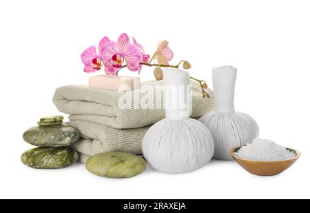 Schöne Spa-Zusammensetzung mit verschiedenen Pflegeprodukten und Blumen auf weißem Hintergrund Stockfoto