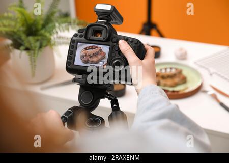 Food Stylist fotografiert köstliche Fleischmedaillen im Studio, Nahaufnahme Stockfoto