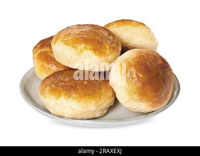 Leckere Scones, zubereitet auf Limonadenwasser, isoliert auf weißem Boden Stockfoto