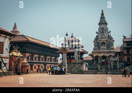 Bhaktapur, Nepal - 16. April 2023: Eine Landschaft rund um den Durbar-Platz von Bhaktapur, ein ehemaliger königlicher Palastkomplex und UNESCO-Weltkulturerbe in Bhakta Stockfoto