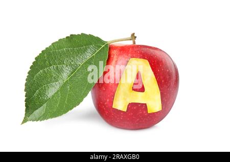 Roter Apfel mit geschnitztem Buchstaben A als Schulklasse auf weißem Hintergrund Stockfoto