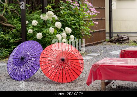 Japanischer Regenschirm in einem Kissaten (Teetrinkladen). Konzept der japanischen Kultur. Kyoto, Japan. Stockfoto
