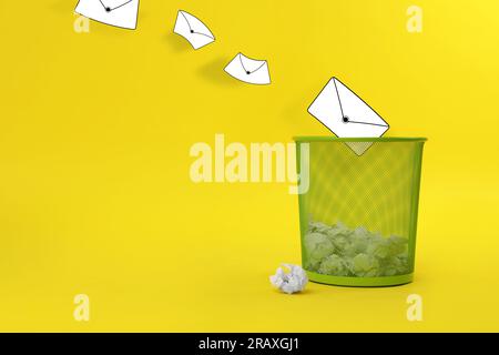 Spam. Eingezogene Briefumschläge, die in die Ablage fallen, mit zerknittertem Papier auf gelbem Hintergrund Stockfoto