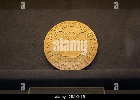 Tartu, Estland - 10. Juni 2023: Gestaltung der Teilnahmemedaille der Olympischen Spiele in Innsbruck 1964. Stockfoto