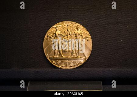 Tartu, Estland - 10. Juni 2023: Design der Teilnahmemedaille der Olympischen Spiele 1928 in Amsterdam. Stockfoto