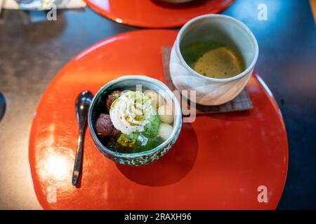 Matcha Sweets in Uji, Kyoto, Japan. Japanischer grüner Tee, traditionelle Süßigkeiten. Stockfoto