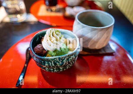 Matcha Sweets in Uji, Kyoto, Japan. Japanischer grüner Tee, traditionelle Süßigkeiten. Stockfoto