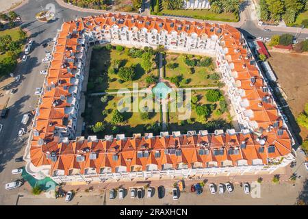 Malerisches Dorfresort Kemer in der Türkei mit verführerischem Swimmingpool und atemberaubendem Panoramablick von oben Stockfoto