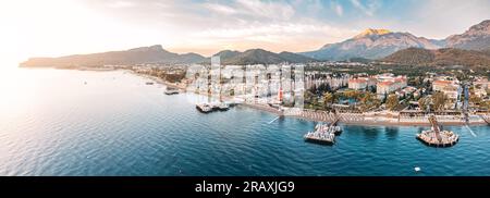 Atemberaubendes Panorama von Kemer, Türkei, mit atemberaubendem Blick auf Hotels, unberührte Strände und majestätische Berge Stockfoto