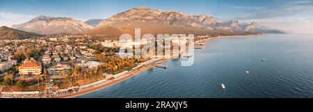 Erleben Sie den Inbegriff der Schönheit der Küste mit einem atemberaubenden Panorama von Kemer, Türkei, mit luxuriösen Hotels, einem unberührten Strand und ma Stockfoto