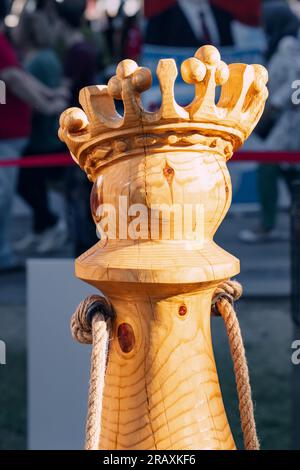 Hölzerne Schachskulptur. Strategie und Politik Stockfoto