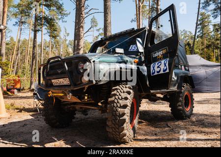 REPUBLIK KARELIEN, RUSSLAND - CIRCA JUNI 2022: Offroad-Turnier Ladoga Trophy 2022 in Karelien. Ein Jeep-SUV mit Allradantrieb steht vor dem Rennen Stockfoto