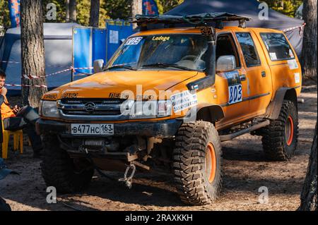 REPUBLIK KARELIEN, RUSSLAND - CIRCA JUNI 2022: Offroad-Turnier Ladoga Trophy 2022 in Karelien. Ein Jeep-SUV mit Allradantrieb steht vor dem Rennen Stockfoto