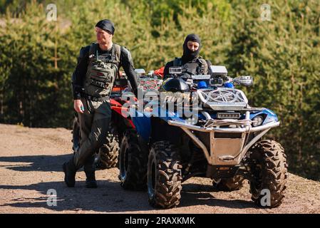 REPUBLIK KARELIEN, RUSSLAND - CIRCA JUNI 2022: Offroad-Turnier Ladoga Trophy 2022 in Karelien. ATV-Fahrer warten auf den Start des Rennens Stockfoto