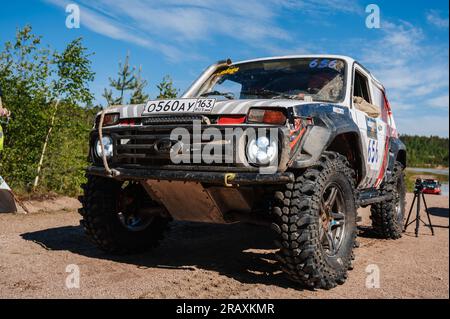 REPUBLIK KARELIEN, RUSSLAND - CIRCA JUNI 2022: Offroad-Turnier Ladoga Trophy 2022 in Karelien. Jeep-SUV Niva steht vor dem Rennen Stockfoto