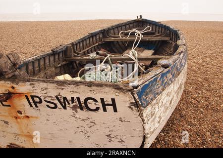 Altes Fischerboot am Kiesstrand in Aldeburgh, Suffolk Stockfoto