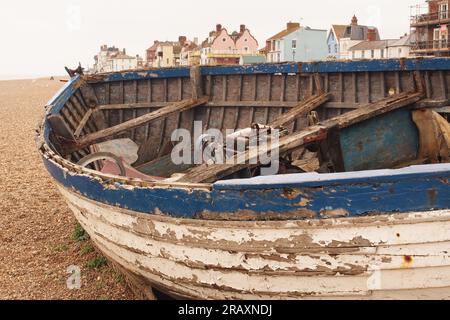 Altes Fischerboot am Kiesstrand in Aldeburgh, Suffolk Stockfoto