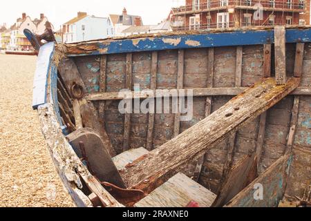 Altes Fischerboot am Kiesstrand in Aldeburgh, Suffolk Stockfoto