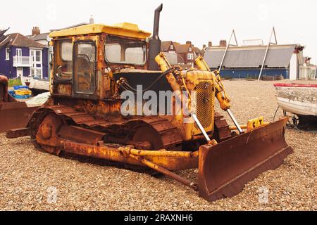 Ein Raupenschlepper am Strand von Aldeburgh, Suffolk. UK Stockfoto