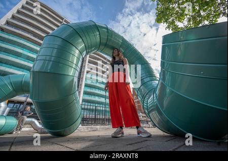 Temple U-Bahnstation Roof, London, Großbritannien. 6. Juli 2023. Holly Hendry's (Foto) erste öffentliche kommission in London. Das für den Künstlergarten entworfene Werk Slackwater befindet sich auf der riesigen Terrasse auf dem Dach der Temple Underground Station. Das Projekt setzt das Engagement der CoLAB fort, innovative zeitgenössische Installationen von Künstlerinnen in diesem einzigartigen, knapp einen Hektar großen Gelände in Auftrag zu geben. Kredit: Malcolm Park/Alamy Live News Stockfoto