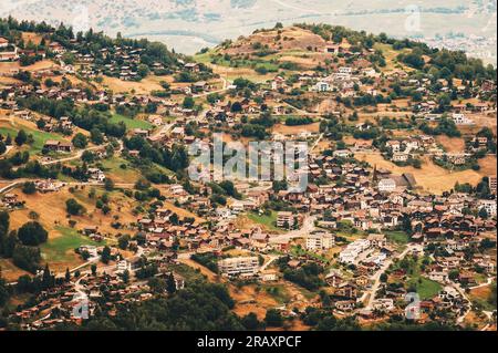 Sommerlandschaft mit vielen Chalet-Häusern in den schweizer Alpen, Kanton Wallis, Schweiz Stockfoto