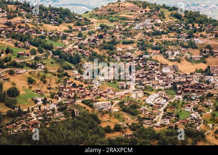 Schweizer Alpenresort mit vielen Chalet Häusern, Kanton Wallis, Schweiz Stockfoto