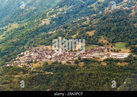 Sommerlandschaft mit vielen Chalet-Häusern in den schweizer Alpen, Kanton Wallis, Schweiz Stockfoto