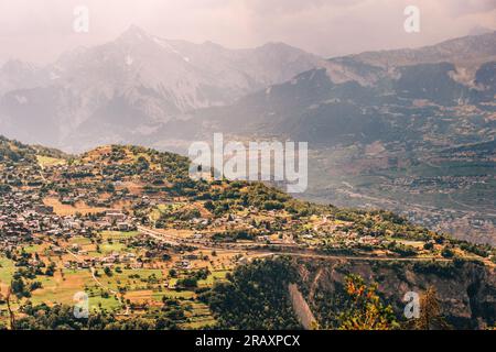 Wunderschöne Sommerlandschaft im Alpental im Kanton Wallis, Schweiz Stockfoto