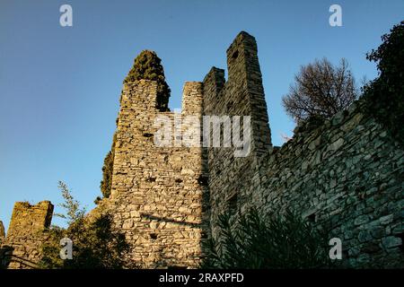 Perledo, Provinz Lecco, Region Lombardei, Ostküste des Comer Sees, Italien. Castello di Vezio. Die Burg stammt aus dem 11. Jahrhundert n. Chr. und überblickt und dominiert die Ostküste des Comer Sees. Im Gebäude befindet sich auch eine Falknerei. Stockfoto