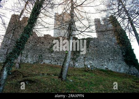 Perledo, Provinz Lecco, Region Lombardei, Ostküste des Comer Sees, Italien. Castello di Vezio. Die Burg stammt aus dem 11. Jahrhundert n. Chr. und überblickt und dominiert die Ostküste des Comer Sees. Im Gebäude befindet sich auch eine Falknerei. Die Außenwände. Stockfoto