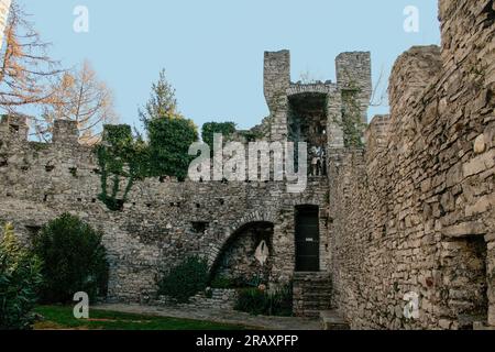 Perledo, Provinz Lecco, Region Lombardei, Ostküste des Comer Sees, Italien. Castello di Vezio. Die Burg stammt aus dem 11. Jahrhundert n. Chr. und überblickt und dominiert die Ostküste des Comer Sees. Im Gebäude befindet sich auch eine Falknerei. Die Burgmauern. Stockfoto