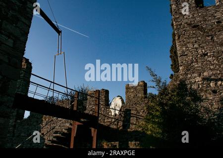 Perledo, Provinz Lecco, Region Lombardei, Ostküste des Comer Sees, Italien. Castello di Vezio. Die Burg stammt aus dem 11. Jahrhundert n. Chr. und überblickt und dominiert die Ostküste des Comer Sees. Im Gebäude befindet sich auch eine Falknerei. Stockfoto