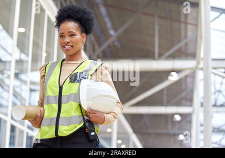 Schwarze Frau, Bauplan oder Architekt, die zur Projektverwaltung oder Inspektion auf der Baustelle unterwegs ist. Ingenieur, Denker oder Designer mit Boden Stockfoto