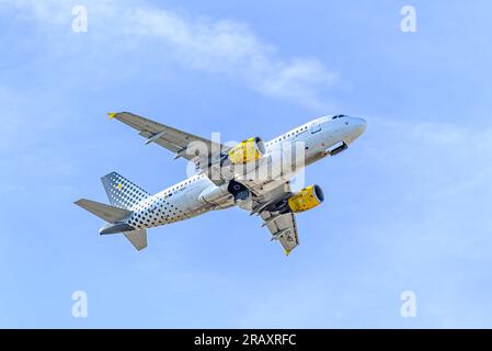 Barcelona, Spanien; 12. März 2023: Airbus A319 des Unternehmens Vueling, startet vom Flughafen Josep Tarradellas Barcelona-El Prat Stockfoto