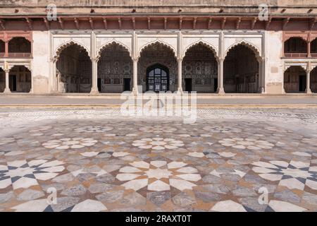 Wunderschönes geometrisches Marmorfußboden-Design vor Sheesh Mahal im UNESCO-Weltkulturerbe Lahore Fort, Punjab, Pakistan Stockfoto