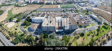 Luftpanorama-Dröhnen-Blick auf das Juan Ramon Jimenez Universitätsklinikum, ein öffentlicher Krankenhauskomplex, der zum andalusischen Gesundheitsdienst gehört Stockfoto