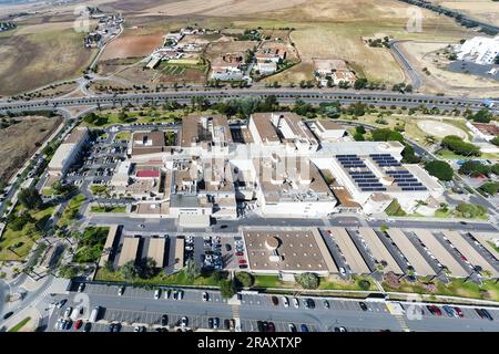 Luftpanorama-Dröhnen-Draufsicht des Juan Ramon Jimenez Universitätsklinikums von der Notfallseite, einem öffentlichen Krankenhauskomplex der Andaluser Stockfoto