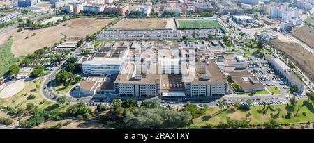 Luftpanorama-Dröhnen-Blick auf das Juan Ramon Jimenez Universitätsklinikum, ein öffentlicher Krankenhauskomplex, der zum andalusischen Gesundheitsdienst gehört Stockfoto