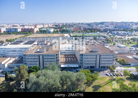 Drohnenansicht des Juan Ramon Jimenez Universitätsklinikums, eines öffentlichen Krankenhauskomplexes des andalusischen Gesundheitsdienstes in der S Stockfoto