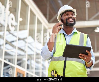Telefonanruf, Schwarzer und Ingenieur mit Tablet zum Sprechen, Planen und Arbeiten an Bauprojekten. Afrikanischer Architekt, mobile Technologie und Stockfoto