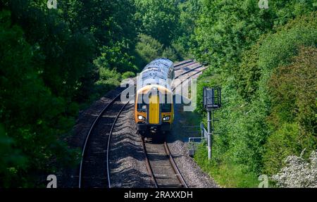 West Midlands-Züge der Klasse 172 fahren auf Gleisen in Warwickshire, England. Stockfoto