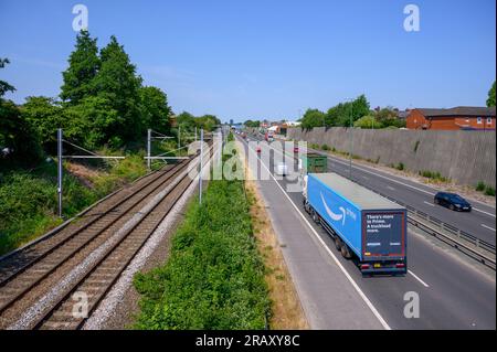 Eisenbahngleise entlang einer Straße in Salford, England. Stockfoto