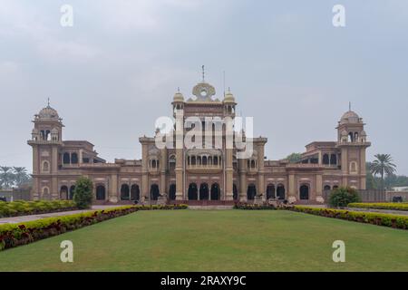 Landschaftsblick auf die barocke Architektur des Faiz Mahal Palastes in Khairpur, Sindh, Pakistan vom Garten aus Stockfoto