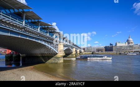 Thames Clippers Uber Boat, vorbei an der London Blackfriars Brücke über die Themse, London, England. Stockfoto